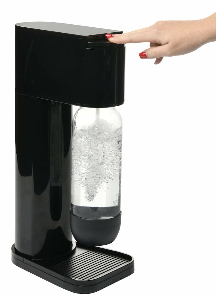 Svart kolsyremaskin med genomskinlig flaska och hand.