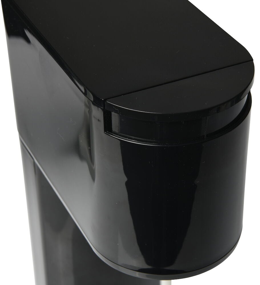 Svart kolsyremaskin med kompakt och modern design.