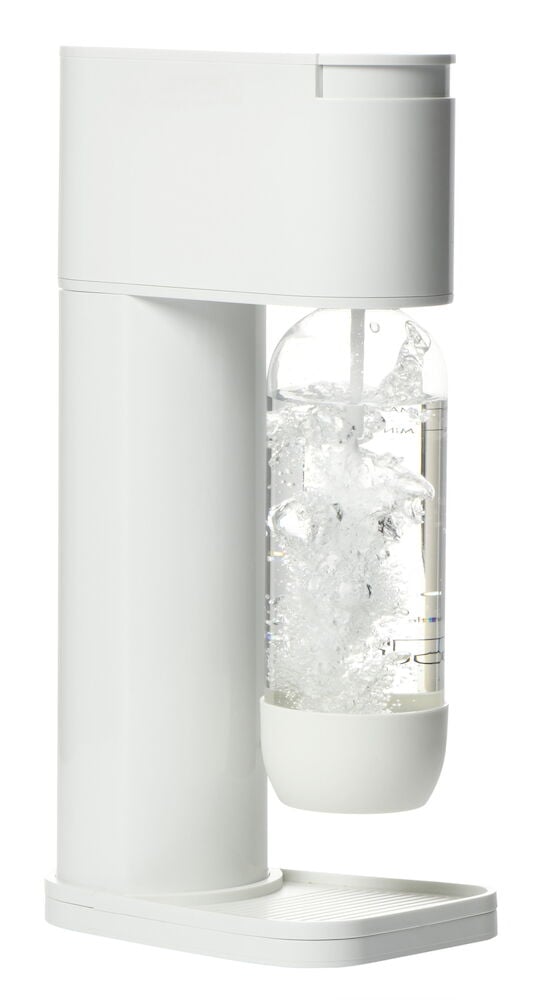 Vit kolsyremaskin med genomskinlig flaska och bubblor.