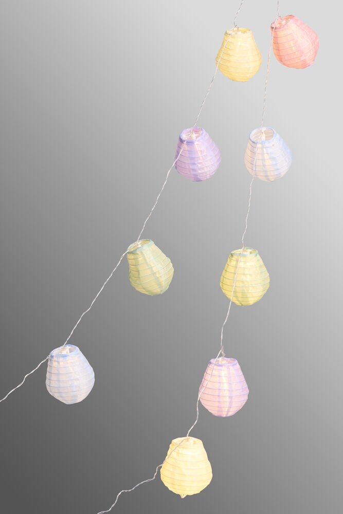 Monivärinen Aurinkokennovaloketju riisipaperivalaisin, jossa kymmenen pastellinväristä pisaranmuotoista riisipaperivalaisinta valkoisessa narussa.