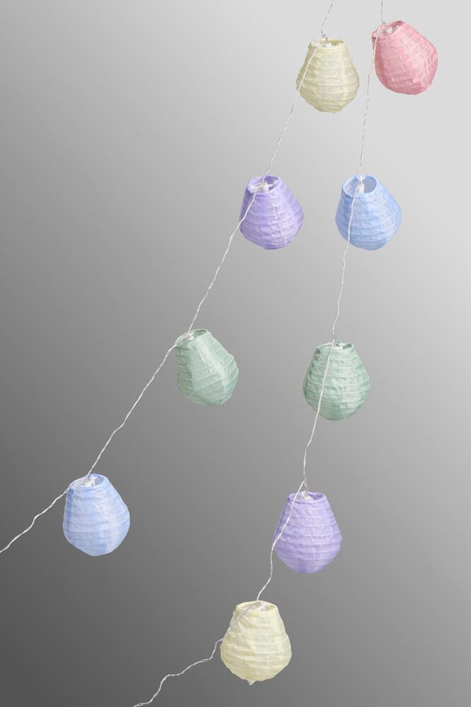 Aurinkokennovaloketju, riisipaperivalaisin Monivärinen, useita pastellisävyisiä paperilyhtyjä valkoisessa narussa.