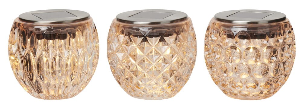 Drei Solarleuchten aus gemustertem Glas mit warmer Beleuchtung.