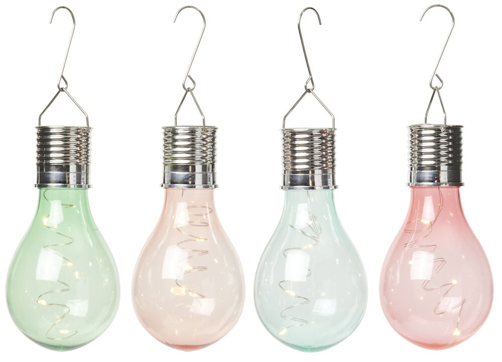 Vier farbenfrohe hängende solarbetriebene Laternen für den Außenbereich.