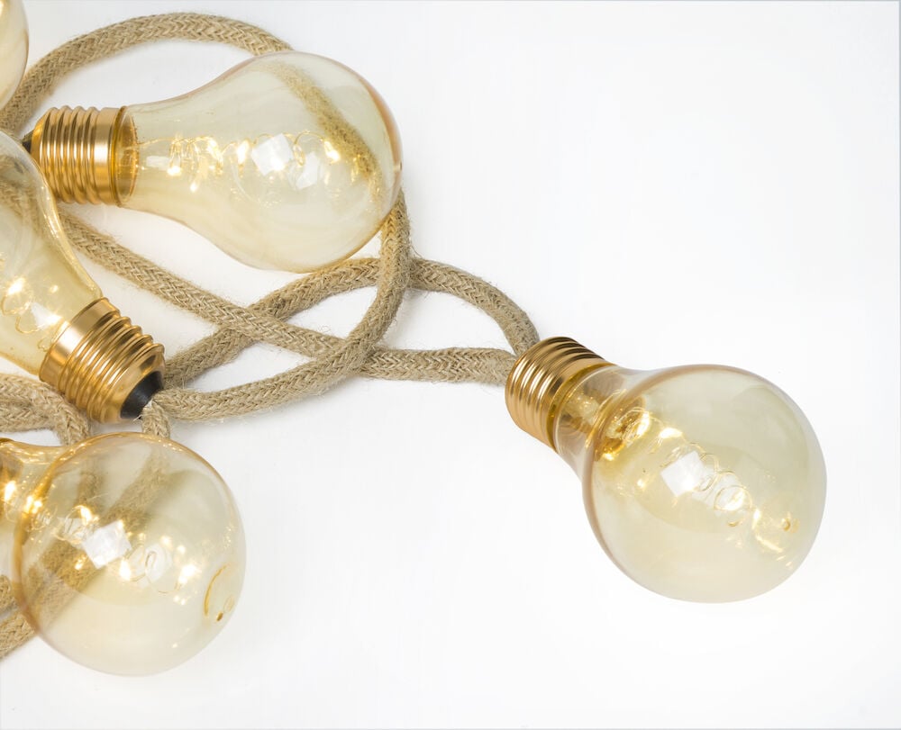 Bruna jutekablar med tio varmvita LED glödlampor.