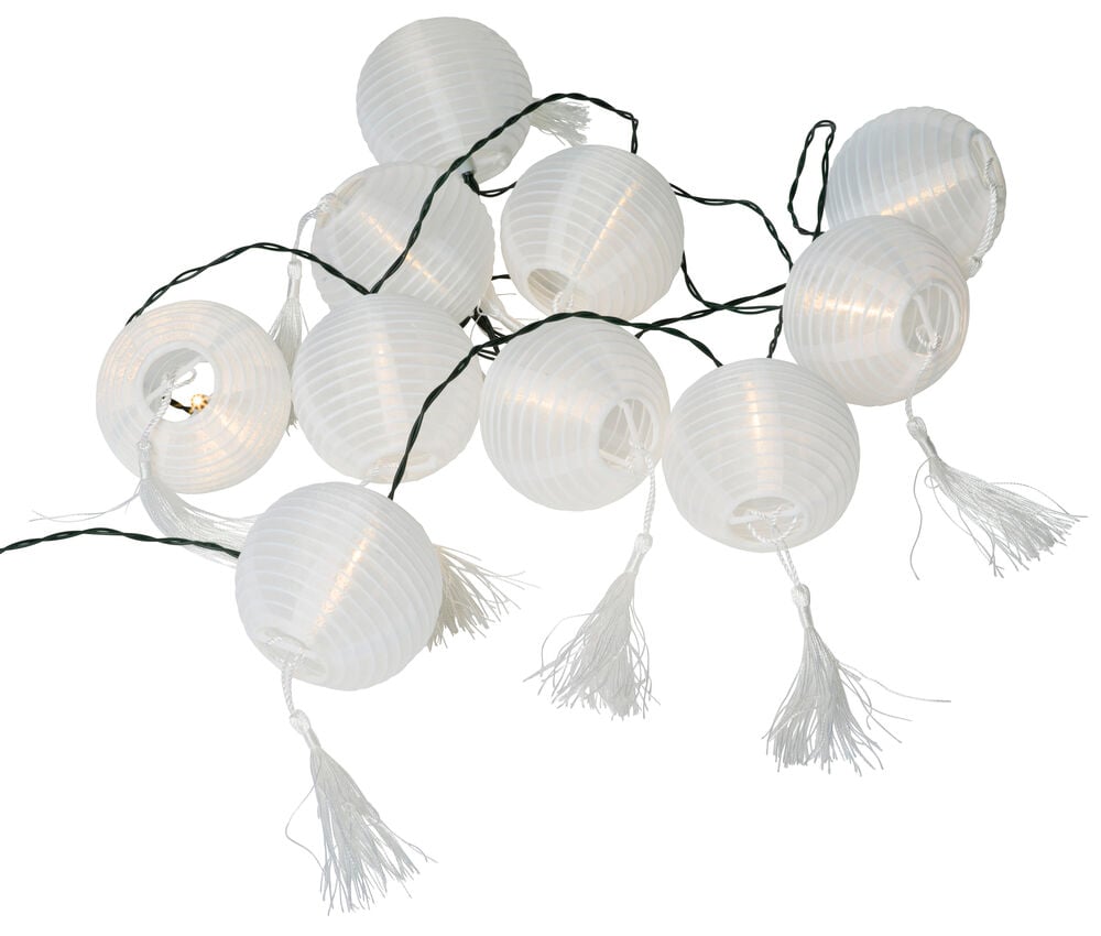 En ljusslinga med vita risbollsformade lyktor.