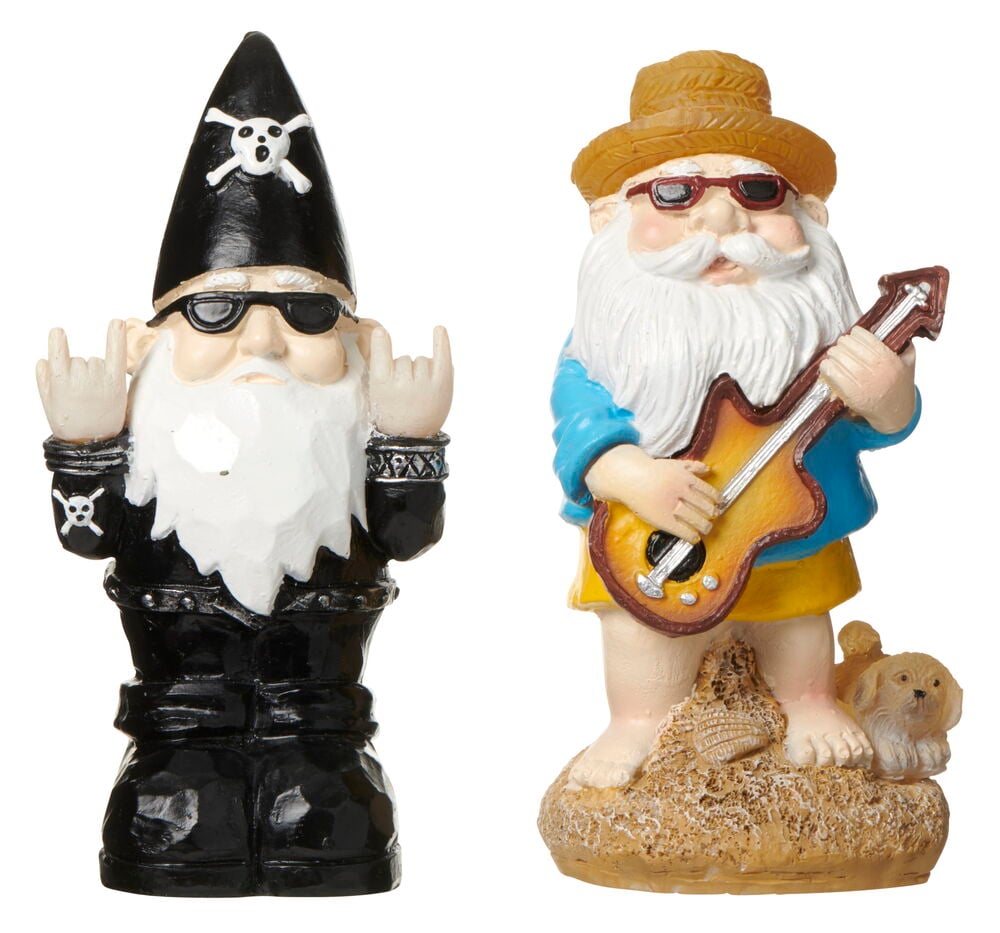 Zwei bunte Gartenzwerge mit Bärten und Accessoires.