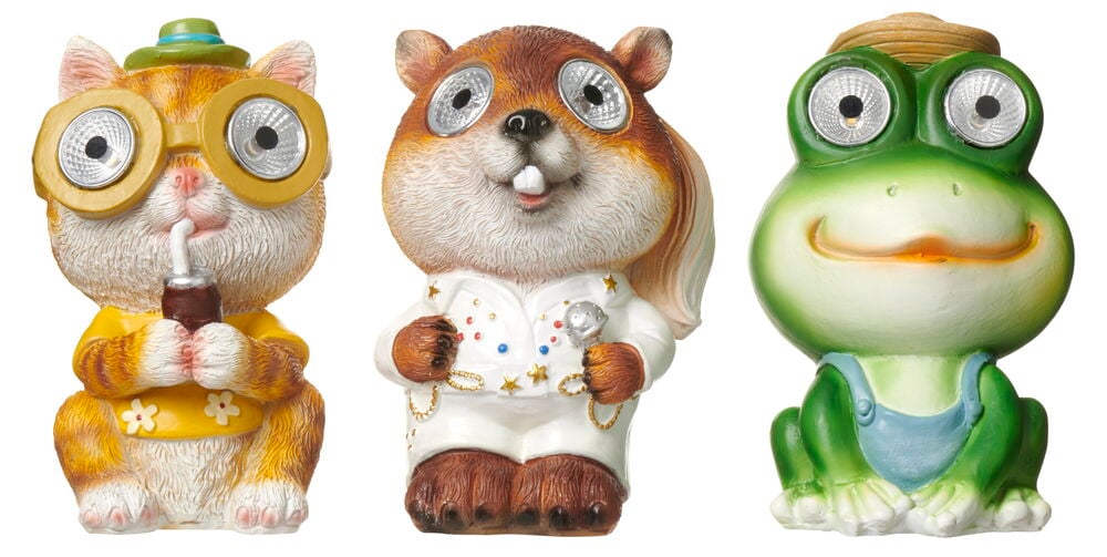 Tre solcelledrevne dyrefigurer for utendørsdekorasjon.