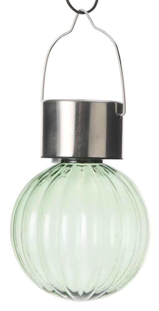 Eine hellgrüne gerippte Glas Solar-Glühbirne Gräsö mit gebürstetem Metalldeckel und silbernem Drahthenkel.