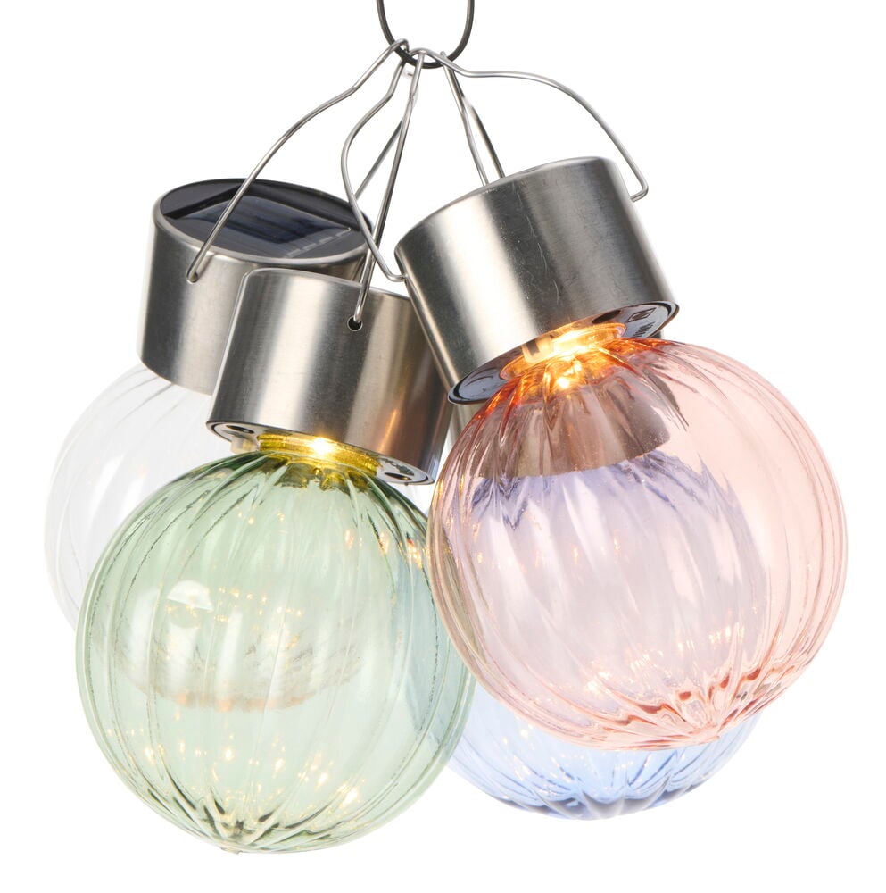 Gräsö Solar-Glühbirne Verschiedene Farben: klare, grüne, rosa, blaue gerippte Glaskugeln mit Metallkappen.