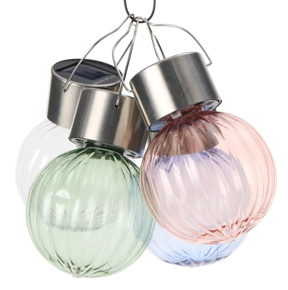 Vier gerippte Solar-Glühbirne Gräsö in klarem, grünem, rosa und blauem Glas, mit Silberkappen.