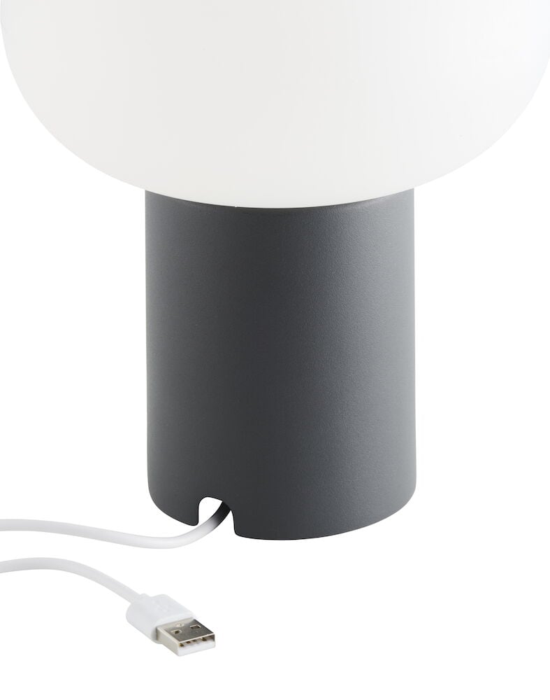 Pöytävalaisin mustalla jalustalla ja valkoisella varjostimella.