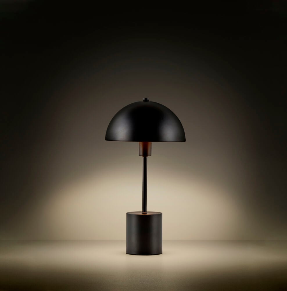 Svart bordslampa med välvd skärm på cylindrisk fot.
