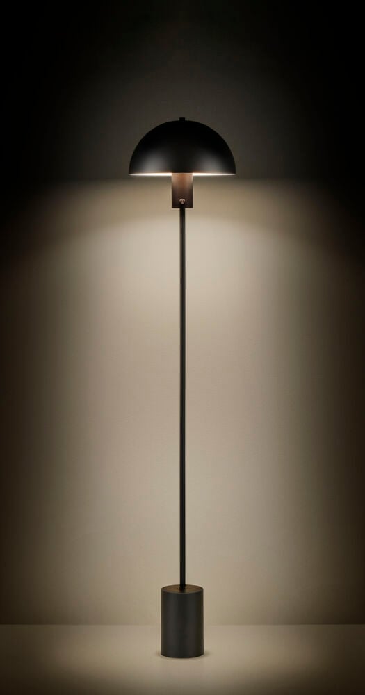 Musta lattiavalaisin modernilla skandinaavisella muotoilulla.