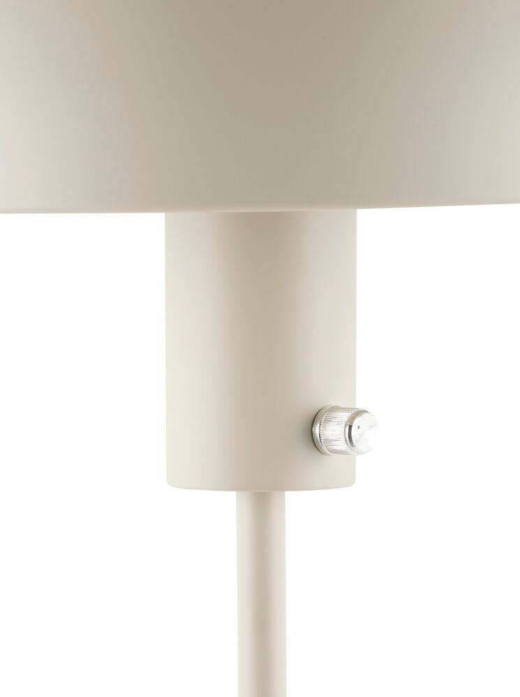 Beige lattiavalaisin, jossa on pyöreä varjostin ja nappi.