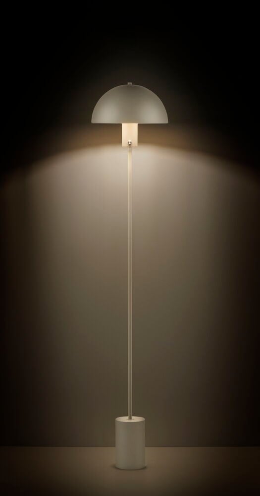 Beige lattiavalaisin, jossa on pyöreä varjostin ja metallijalusta.