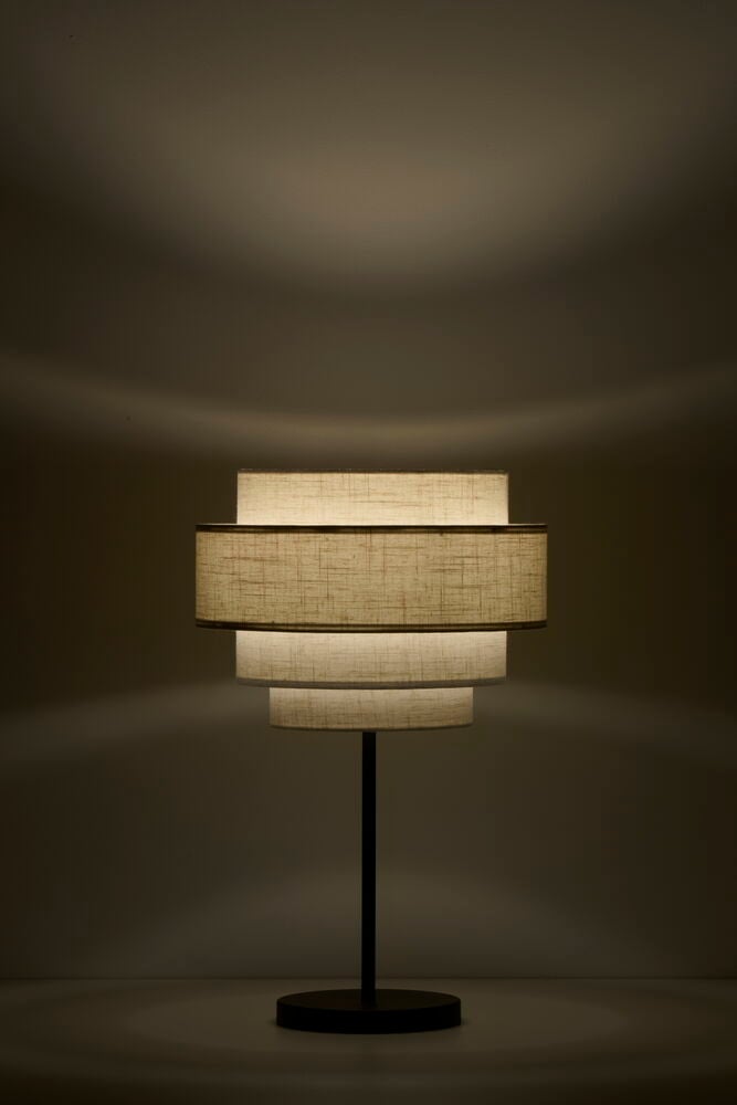 Bordslampa med linneskärm på svart fot.