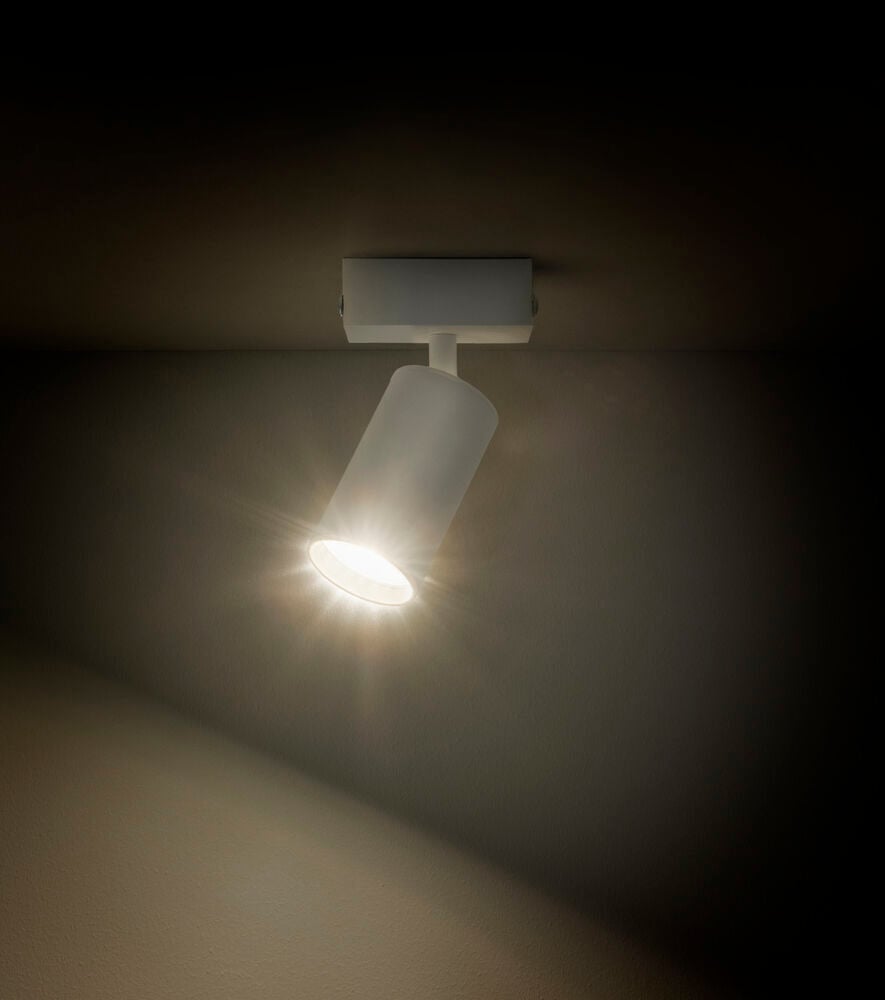 Vit spotlightlampa monterad i tak och lyser.