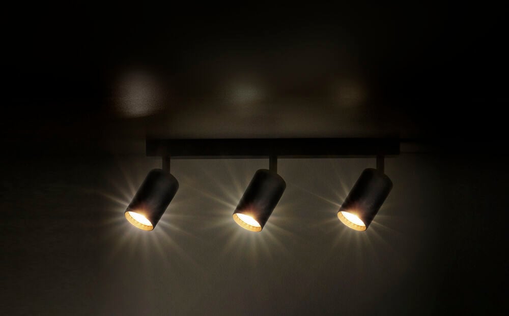 Svart takspotlight med tre riktbara lampor.