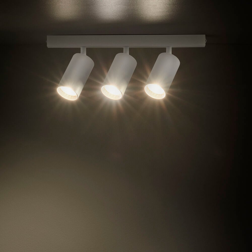 Vit spotlightlist med tre justerbara lampor.