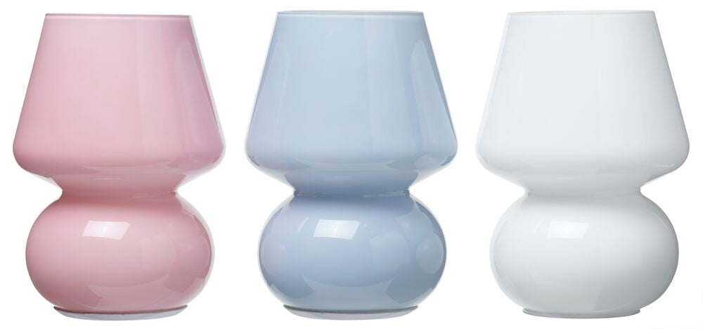 Tre små pastellfargede glasslamper i forskjellige farger.
