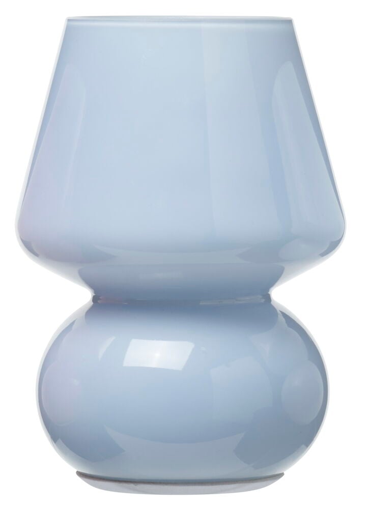 Lyseblå glasslampe med enkel og stilren design.