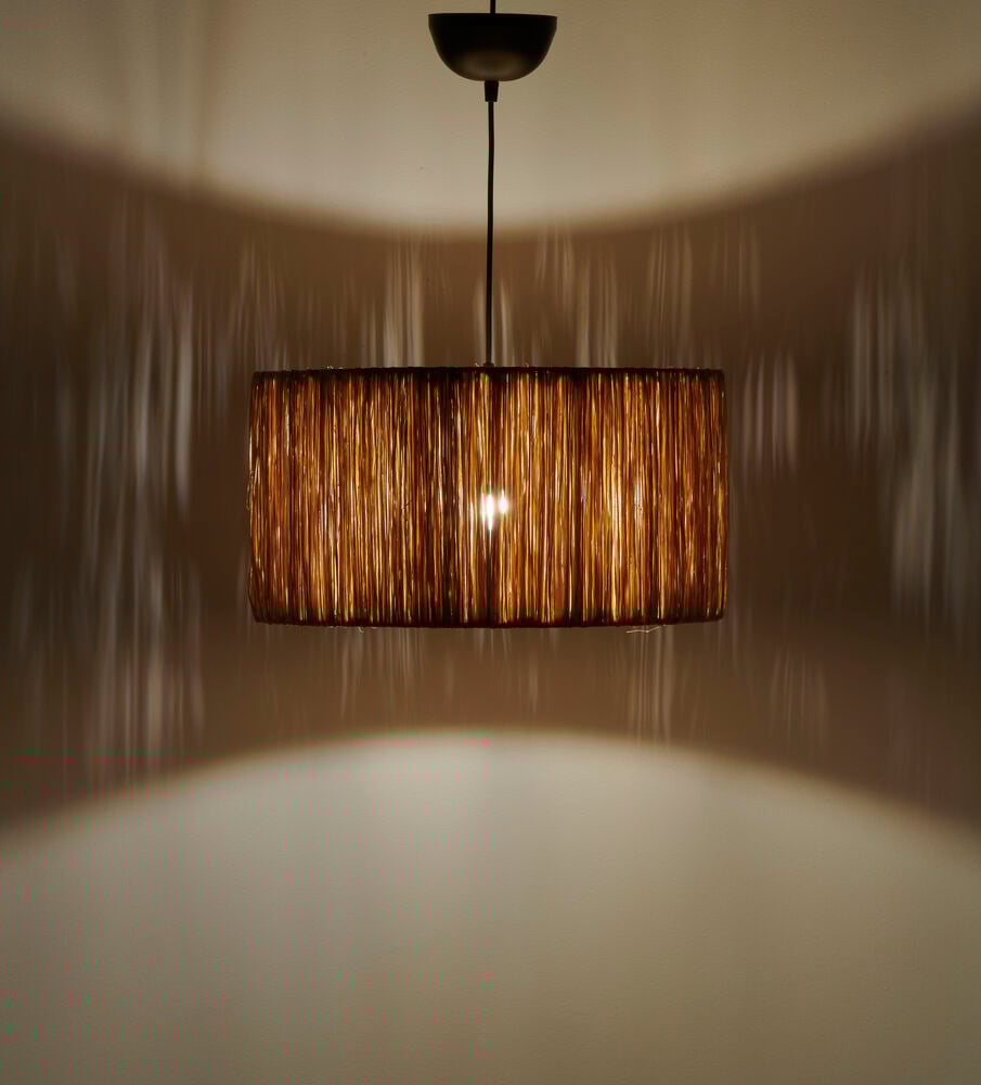 Cylinderformad taklampskärm i naturfärgad rotting tänd.