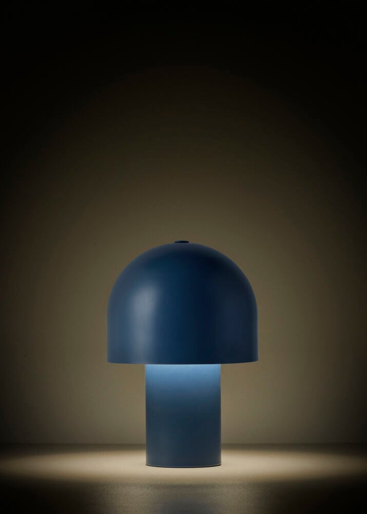 Blå retro bordslampa med kupolformat metallskärm.