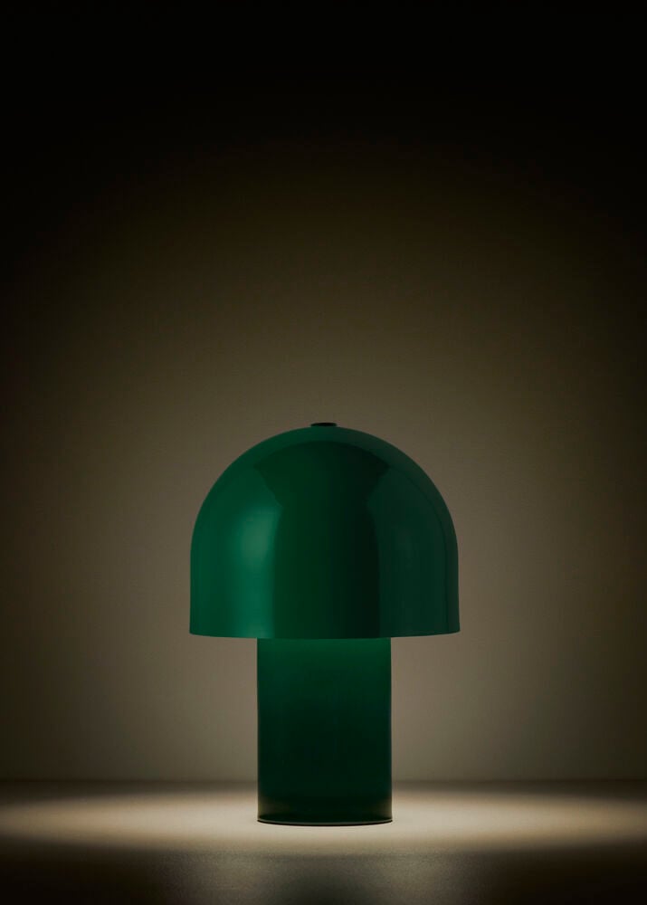 Grön bordslampa i metall med rund lampskärm.