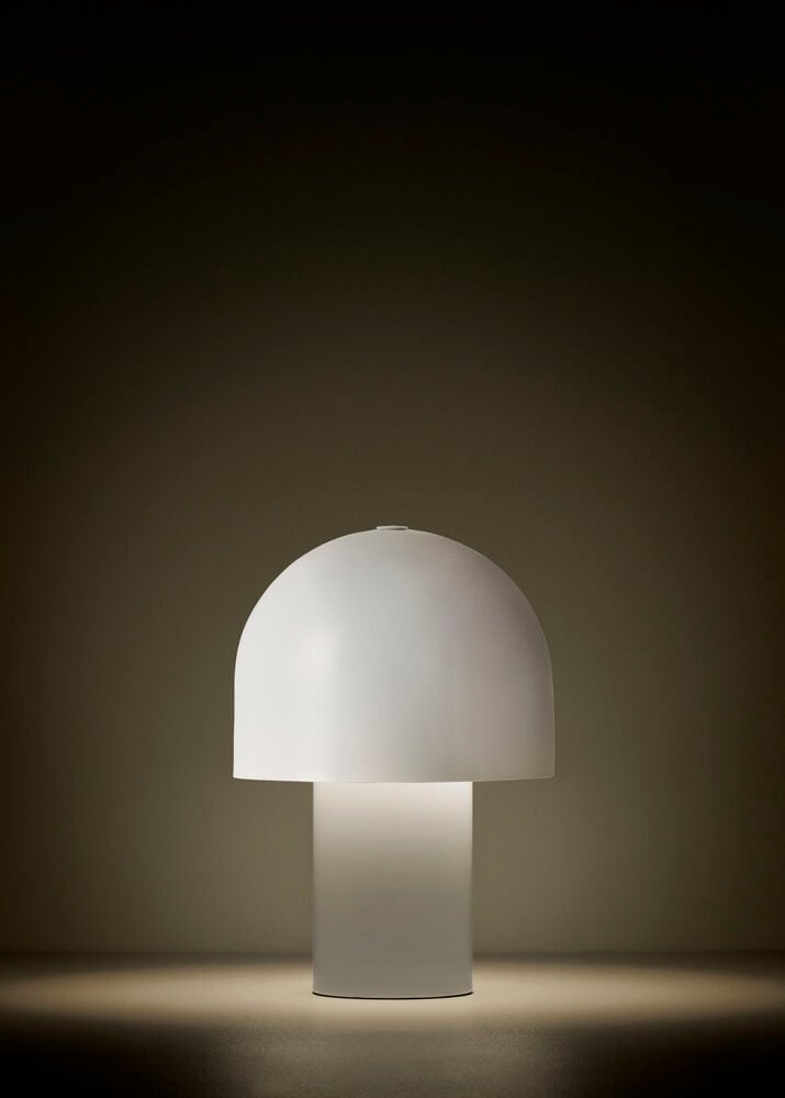 Vit bordslampa i retrostil med rund lampskärm.