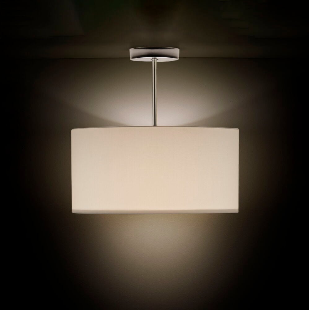 Taklampa med polerad metallarm och textilskärm.