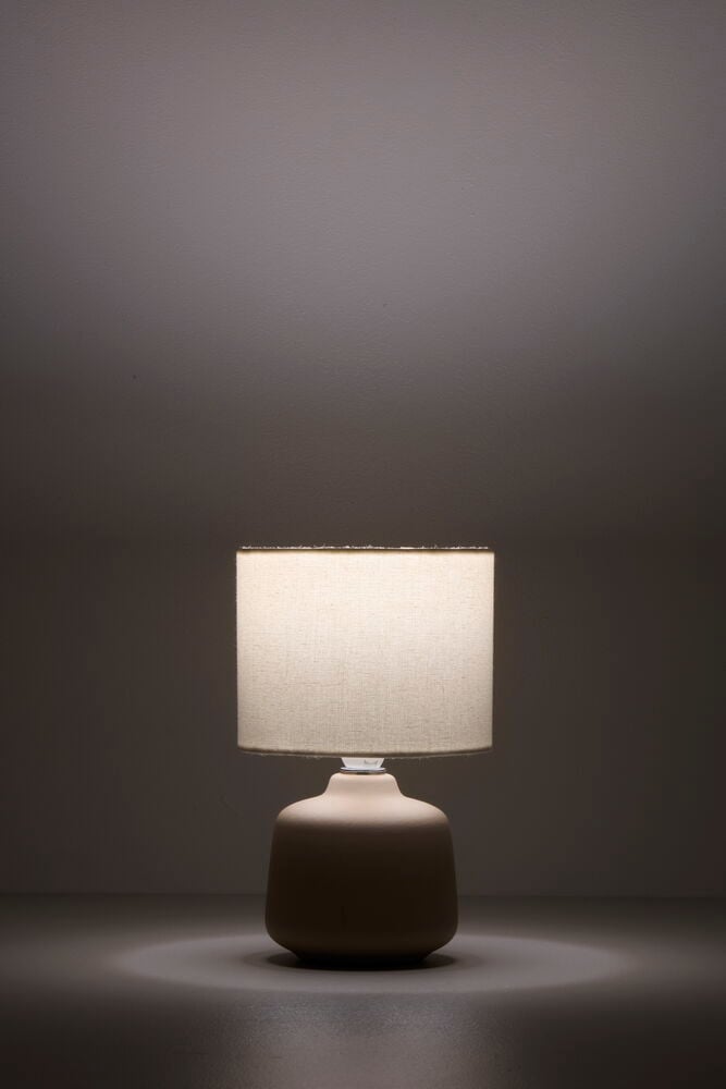 Bordslampa beige med cylindrisk vit textilskärm.