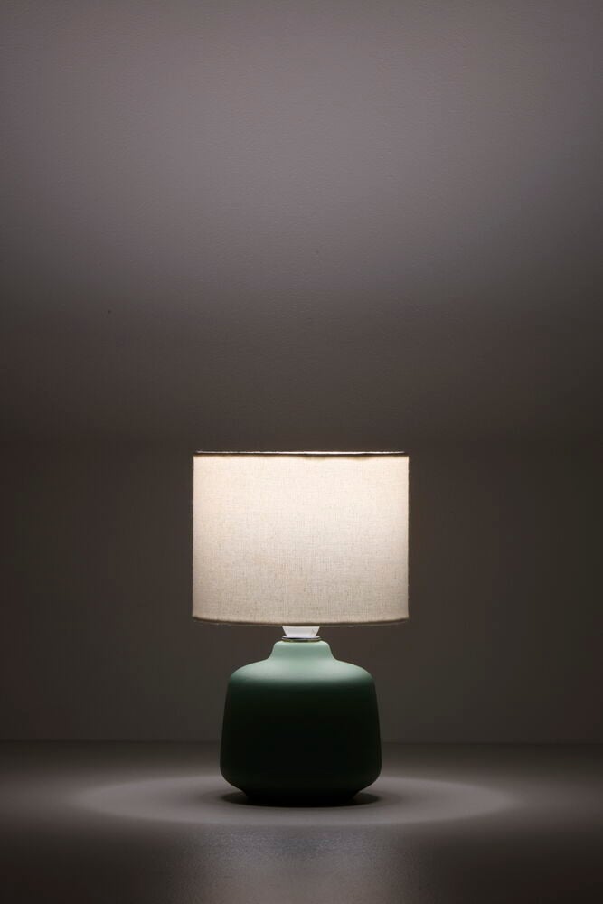 Klassisk bordslampa med grön keramiksockel och vit skärm.