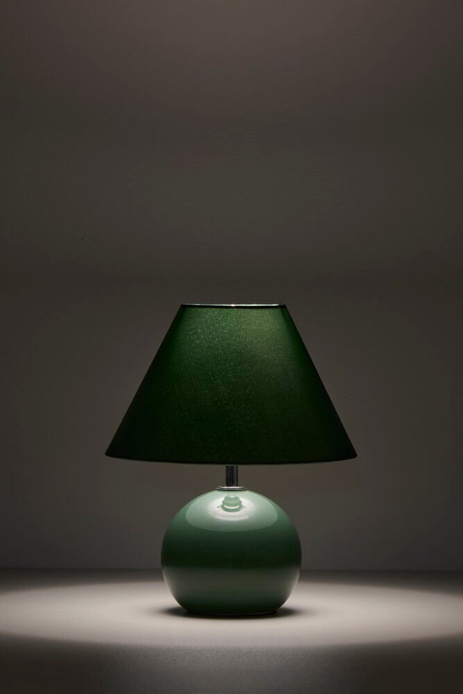 Modern grön bordslampa med rund glansig fot.
