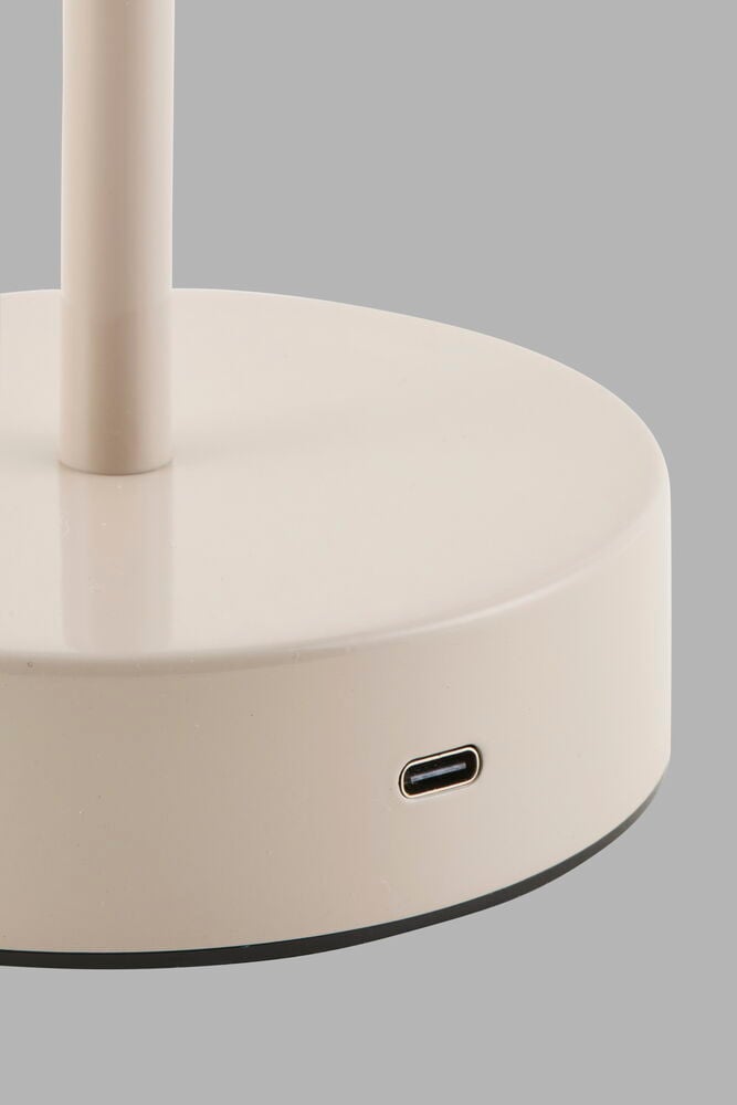 Beige lampfot med USB-C laddningsport.