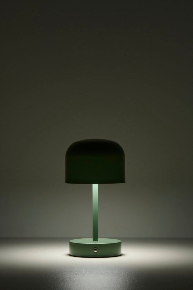 Grön uppladdningsbar bordslampa med rund skärm.
