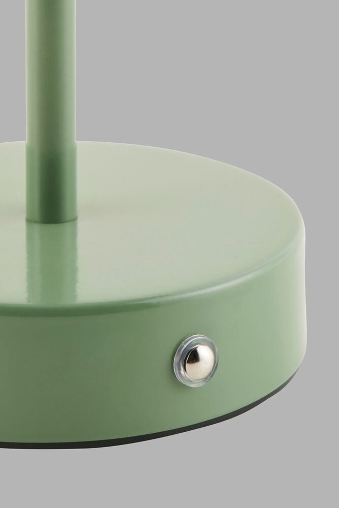 Grön lampfot med silverfärgad knapp på sidan.