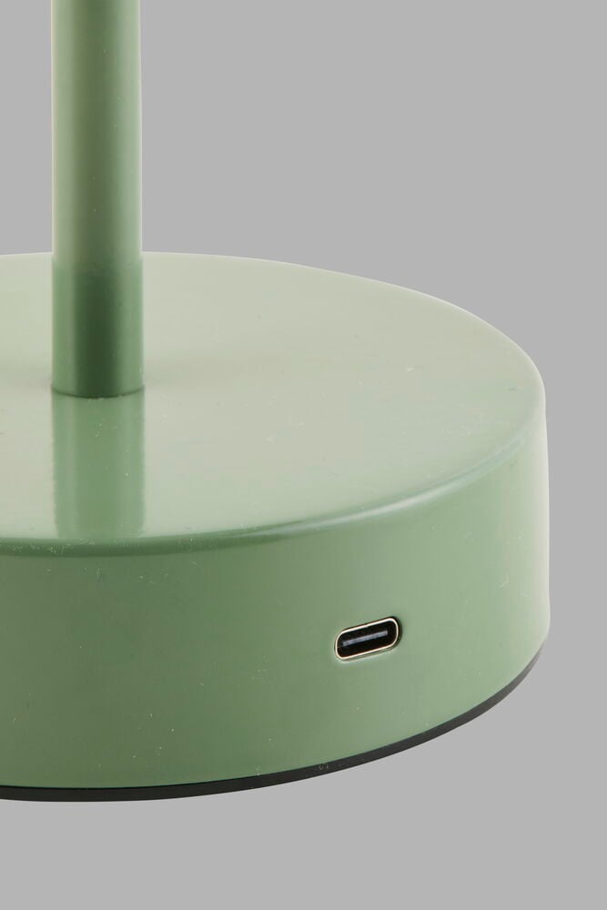 Grön bordslampa med USB laddningsport på foten.