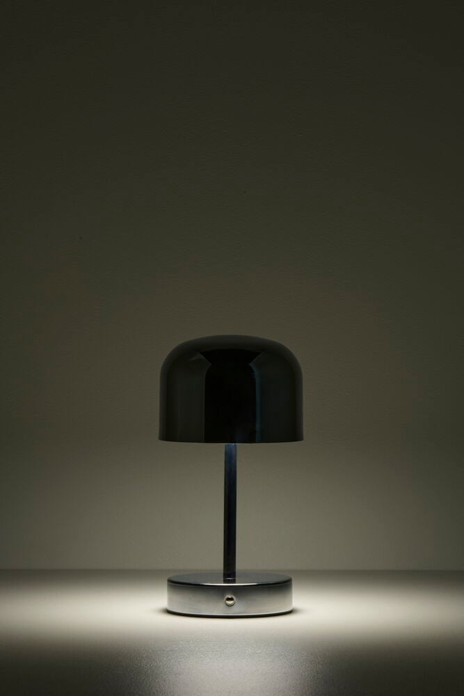 Krominvärinen himmennettävä metallipöytälamppu pyöreällä varjostimella.