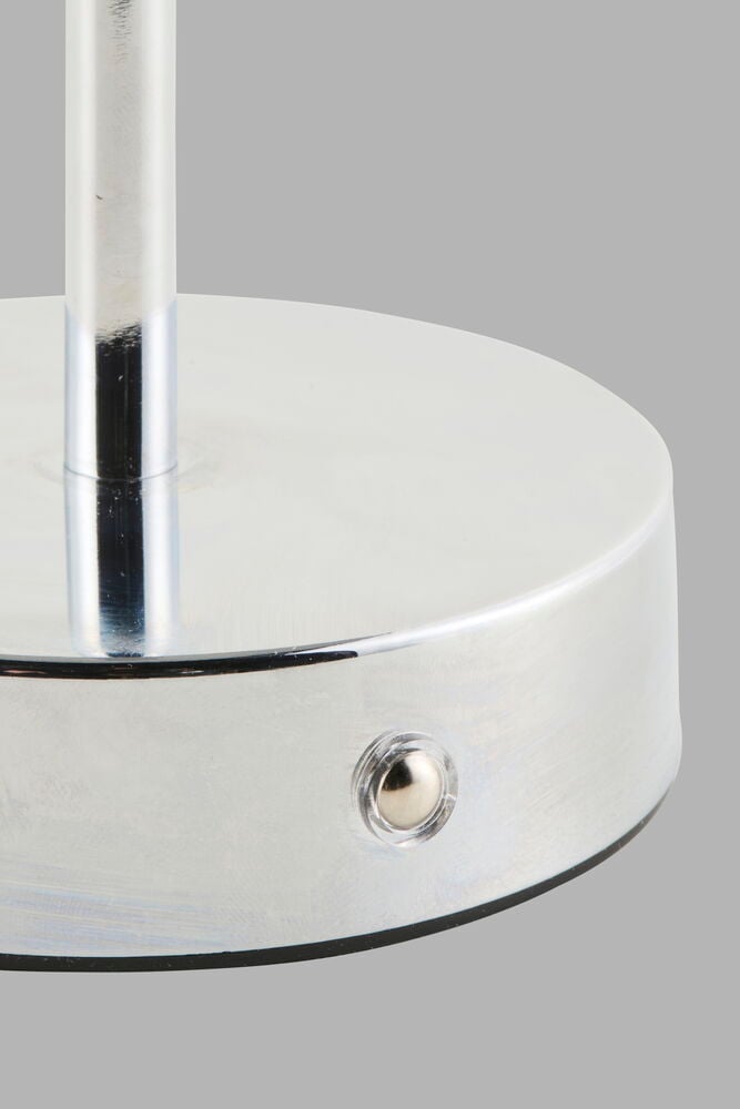 Pyöreä kromattu lampunjalka kytkimellä.