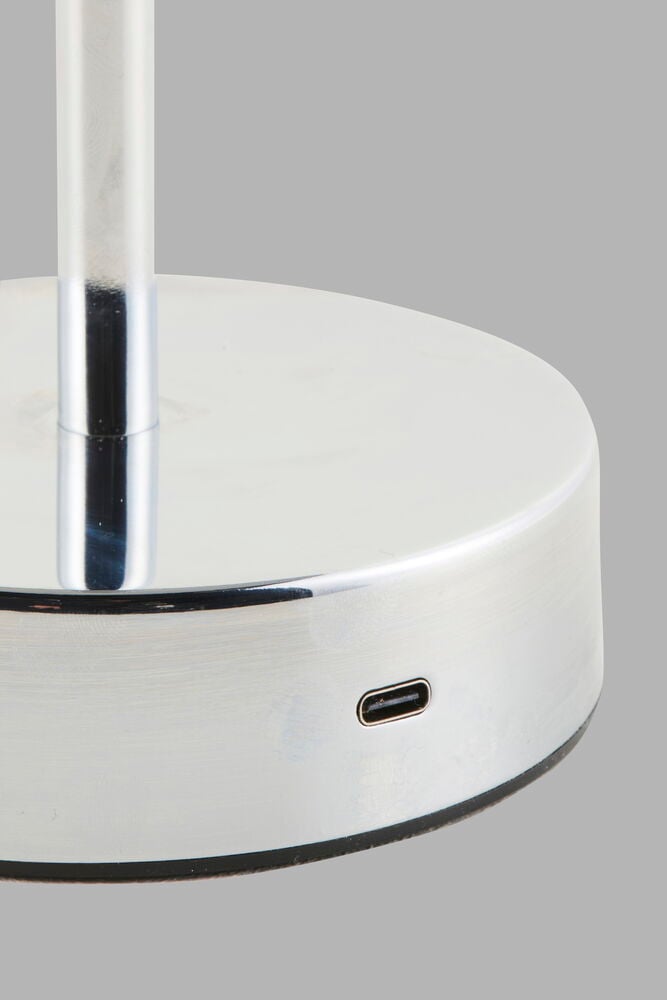 Pyöreä kromattu lampunjalka USB-latausportilla.