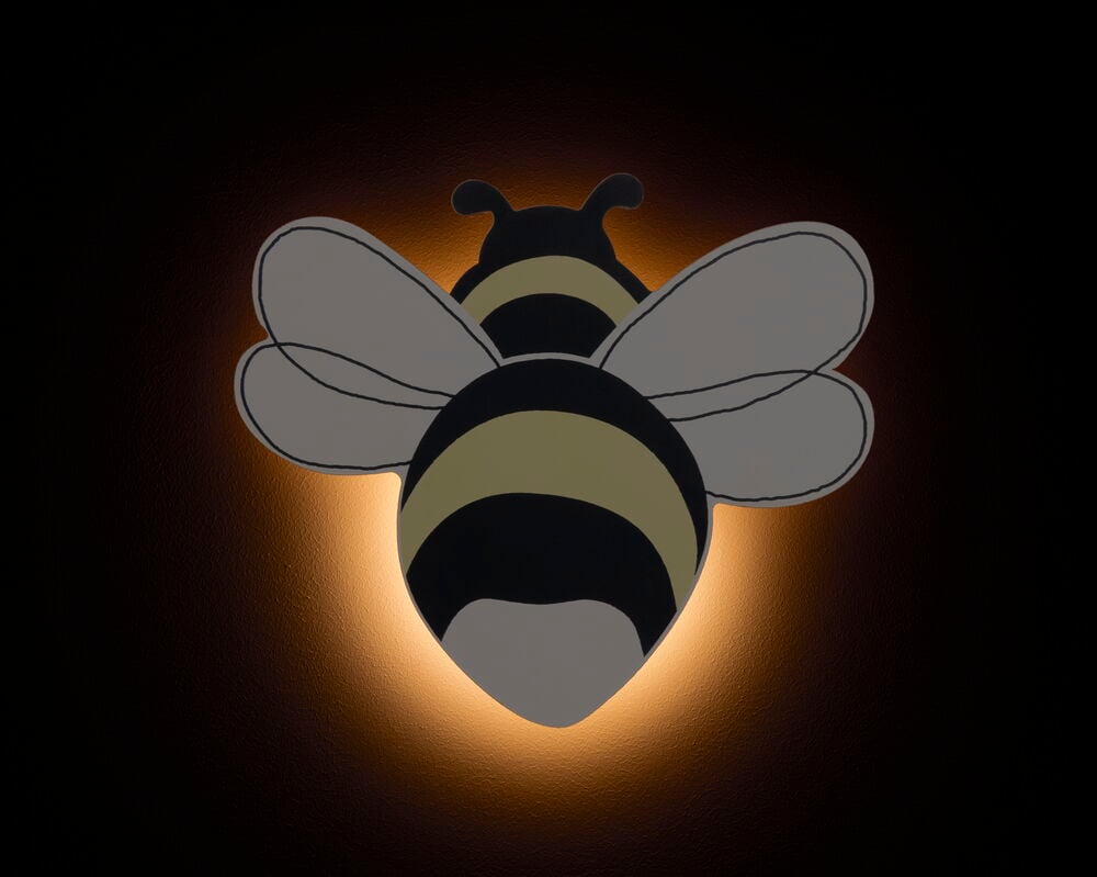 Belysning formad som ett bi med varm sken.