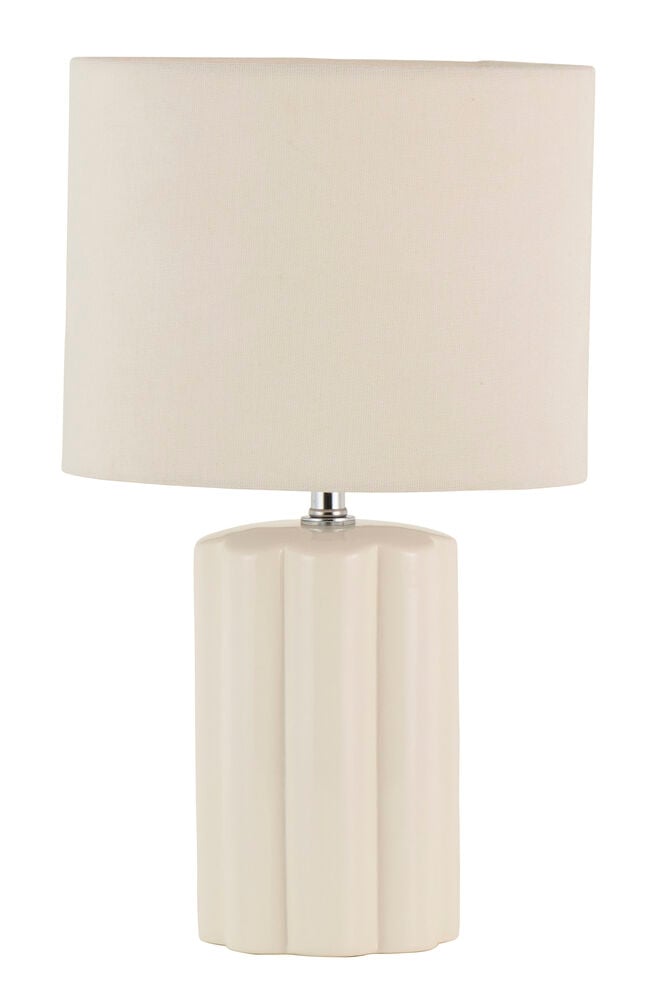 Eine 24x40,7 cm off-white Lampe mit zylindrischem Stoffschirm und geriffelter Keramikbasis.