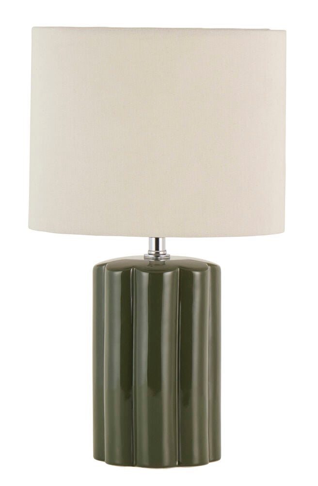 Grüne 24x40,7 cm Tischlampe mit geriffelter Basis und einem runden beigen Stoffschirm.