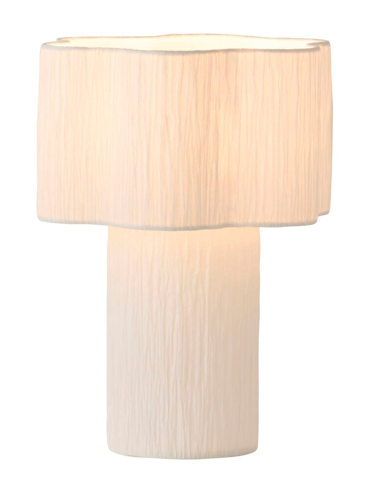 En hvit 25x33,8 cm bordlampe med en teksturert sylindrisk base og en plissert lampeskjerm, belyst.