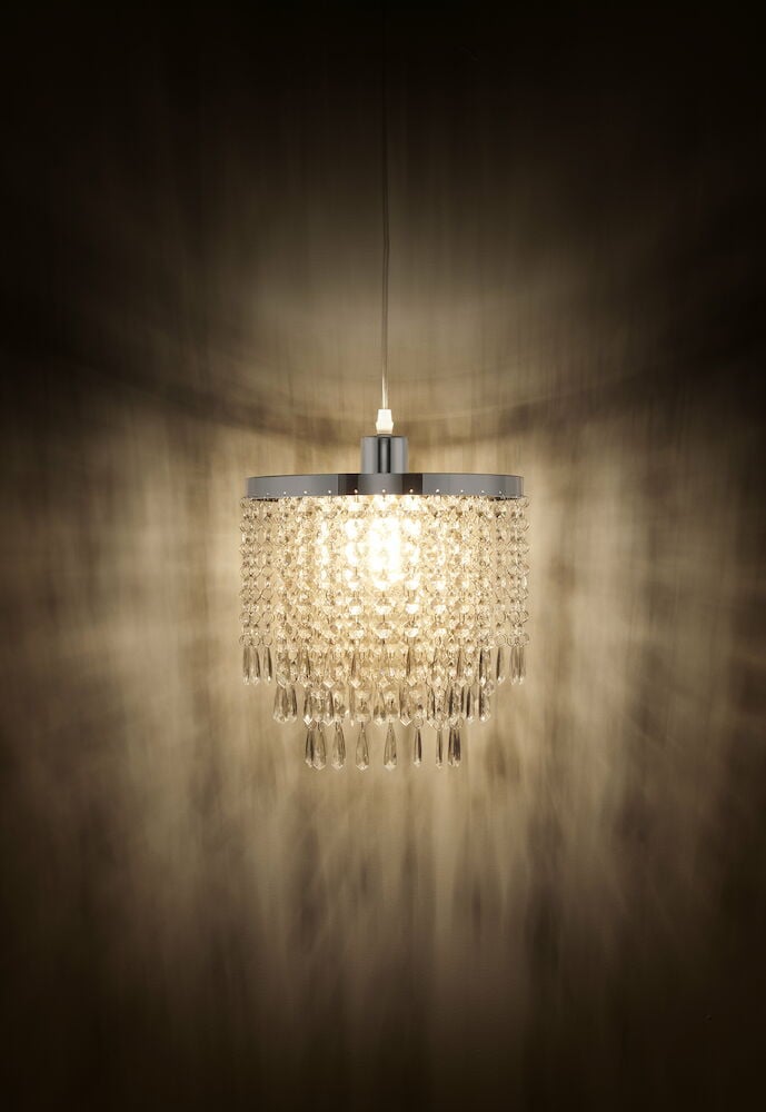 Krom taklampa med hängande akrylprismor.