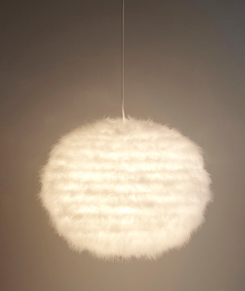 Vit fluffig taklampa med fjädrar hängande ner.