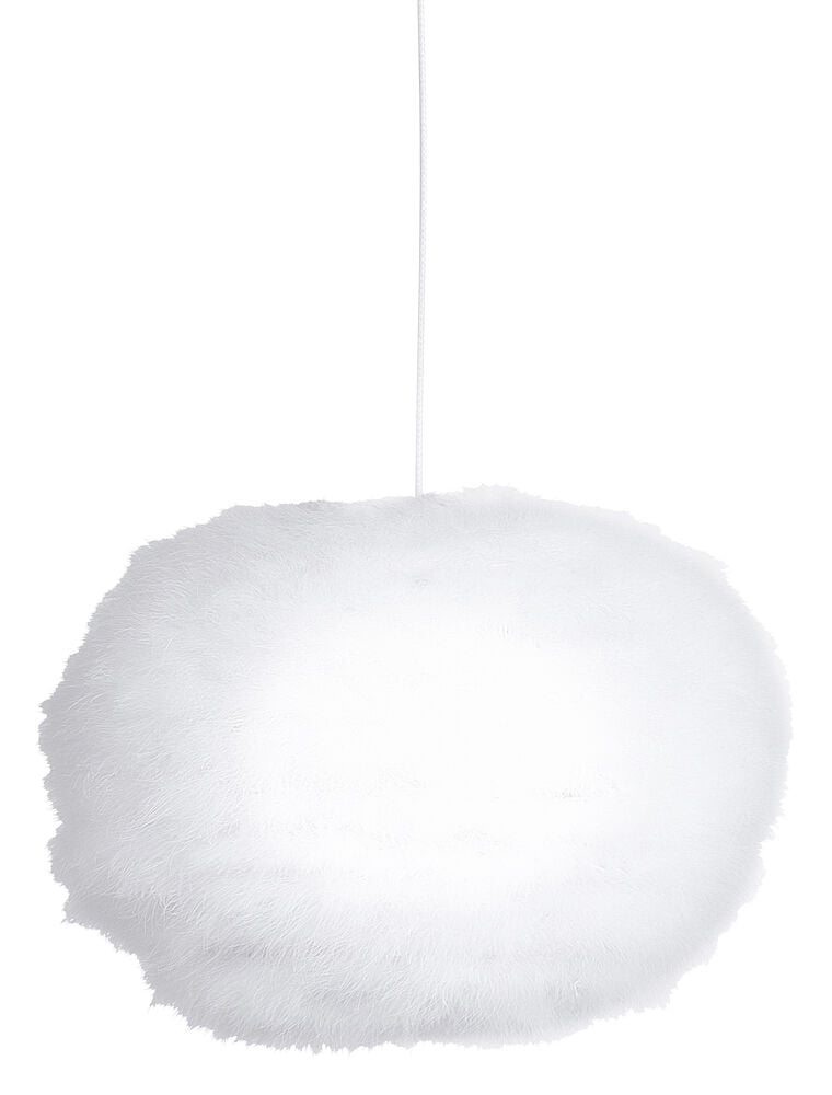 Vit fluffig taklampa med fjäderdekor hängande uppifrån.