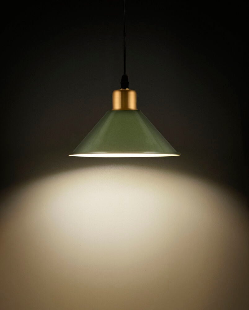 Grön metallampa med mässingsdetalj hänger och lyser.