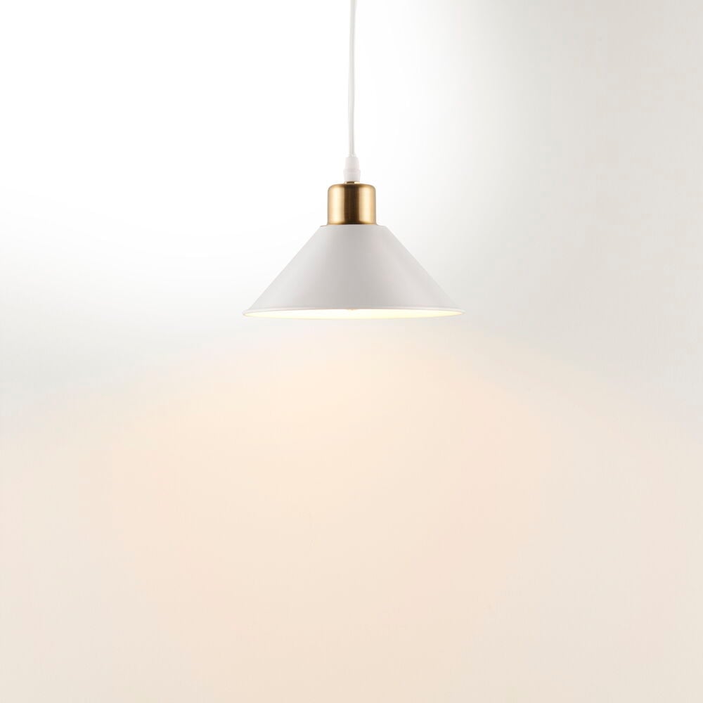 Vit fönsterlampa i metall med mässingsdetalj.