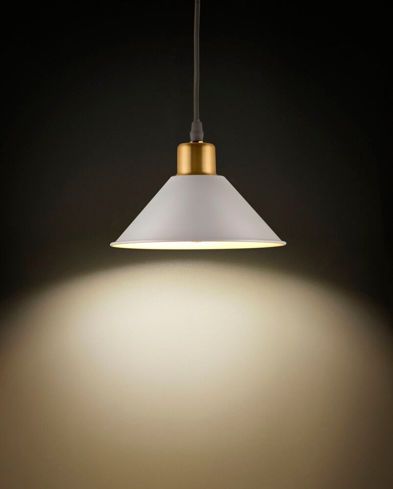 Fönsterlampa i off-white med mässingsdetalj.